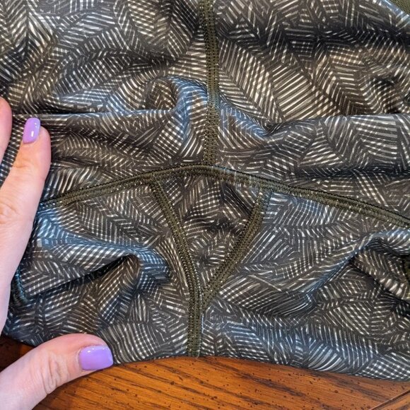 Lululemon Cool To Street Crop in Jazzy White Gator Green Size 6 Style# W6F59S - Picture 8 of 9